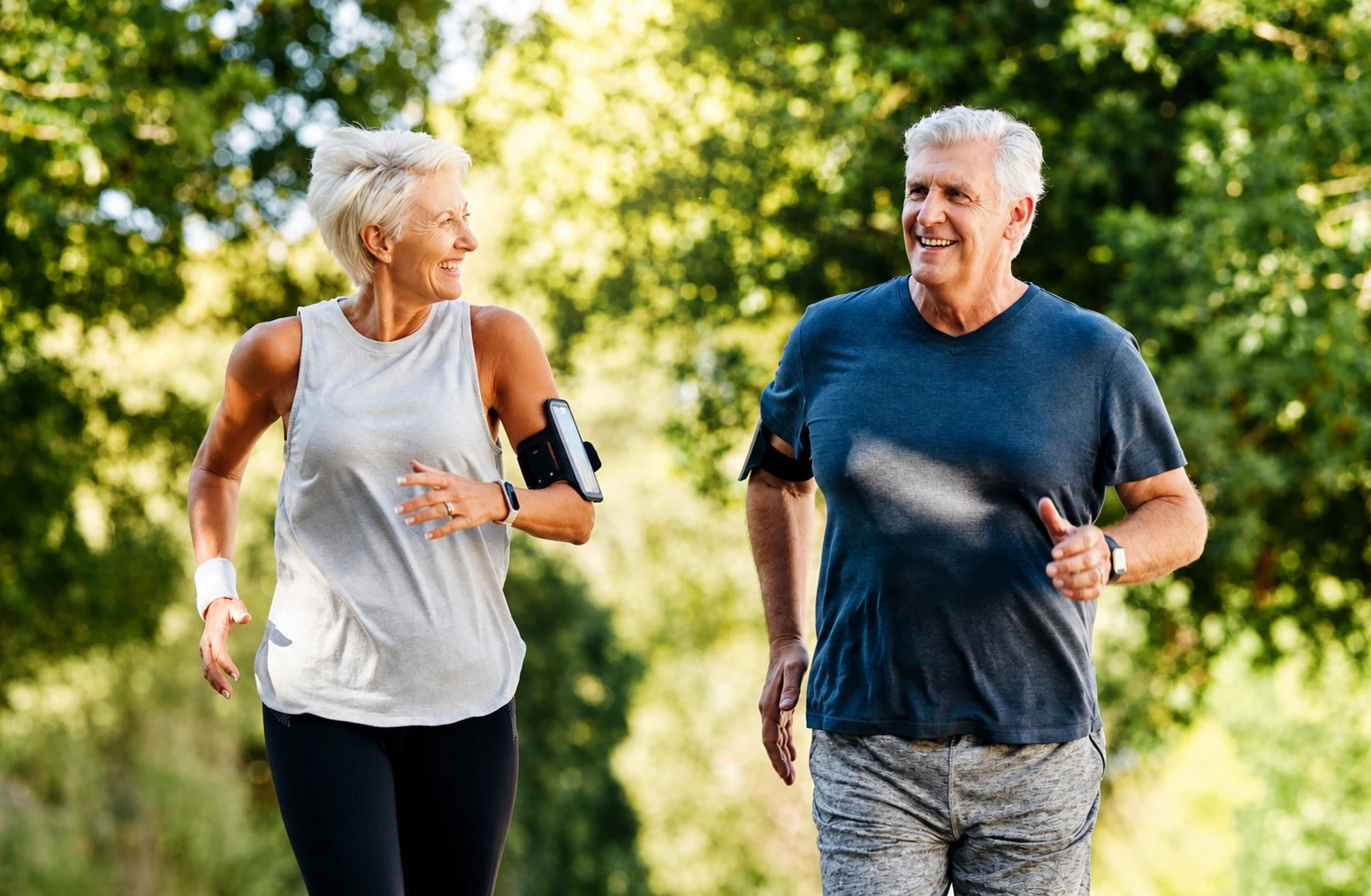 Casal em roupa desportiva a fazer uma caminhada ao ar livre